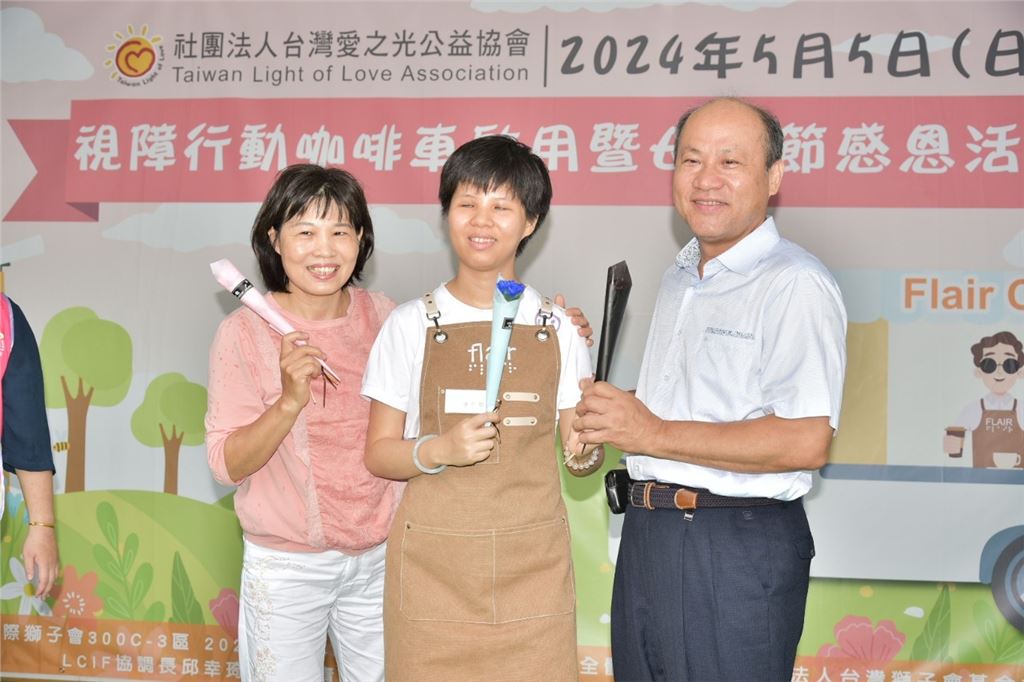 visually-impaired-barista-giving-flowers-to-parents