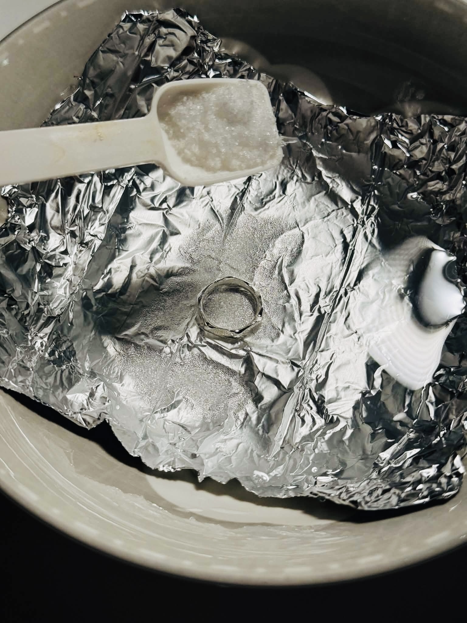 鋁箔紙與鹽巴熱水清潔銀飾示範