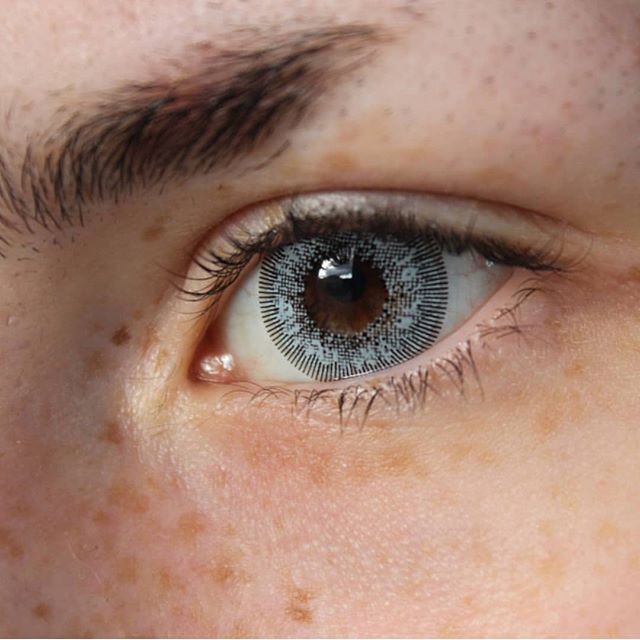 kazzue-color-contacts-ice-queen-2