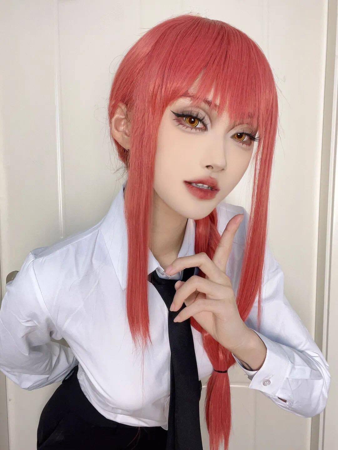 Makima_Chainsaw_man_cosplay_contacts_cosplayer
