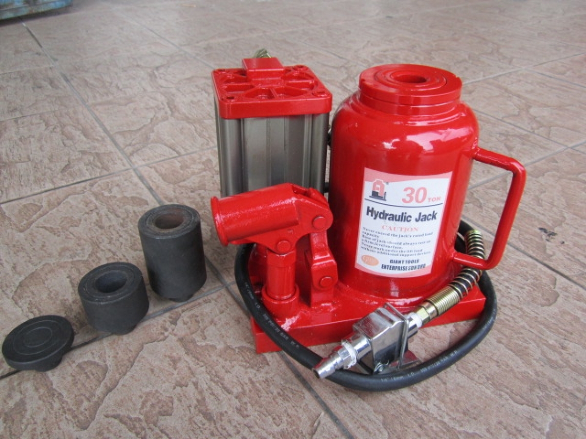 Giant Tools 30Ton Pneumatic Air Hydraulic Bottle Jack MY Power Tools