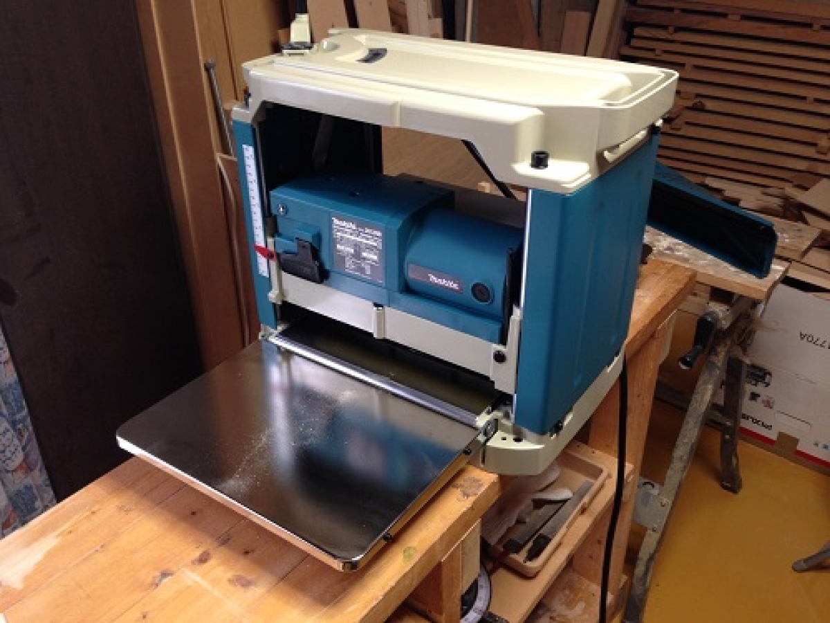Makita 1650W (12") 304mm Portable Power Planer Thicknesser MY Power Tools