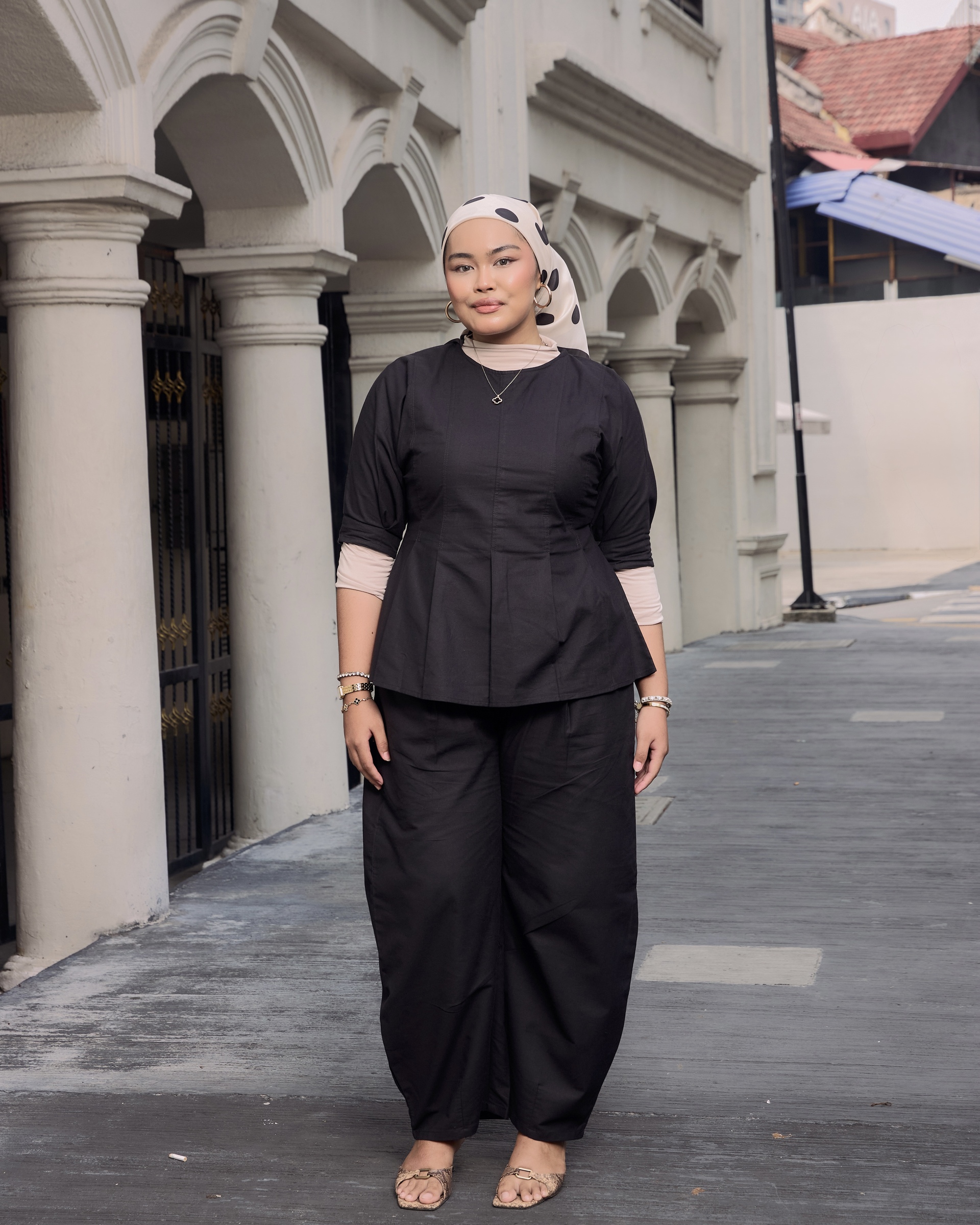 COVER FINURA LINEN THE WEEKEND EDIT black 1