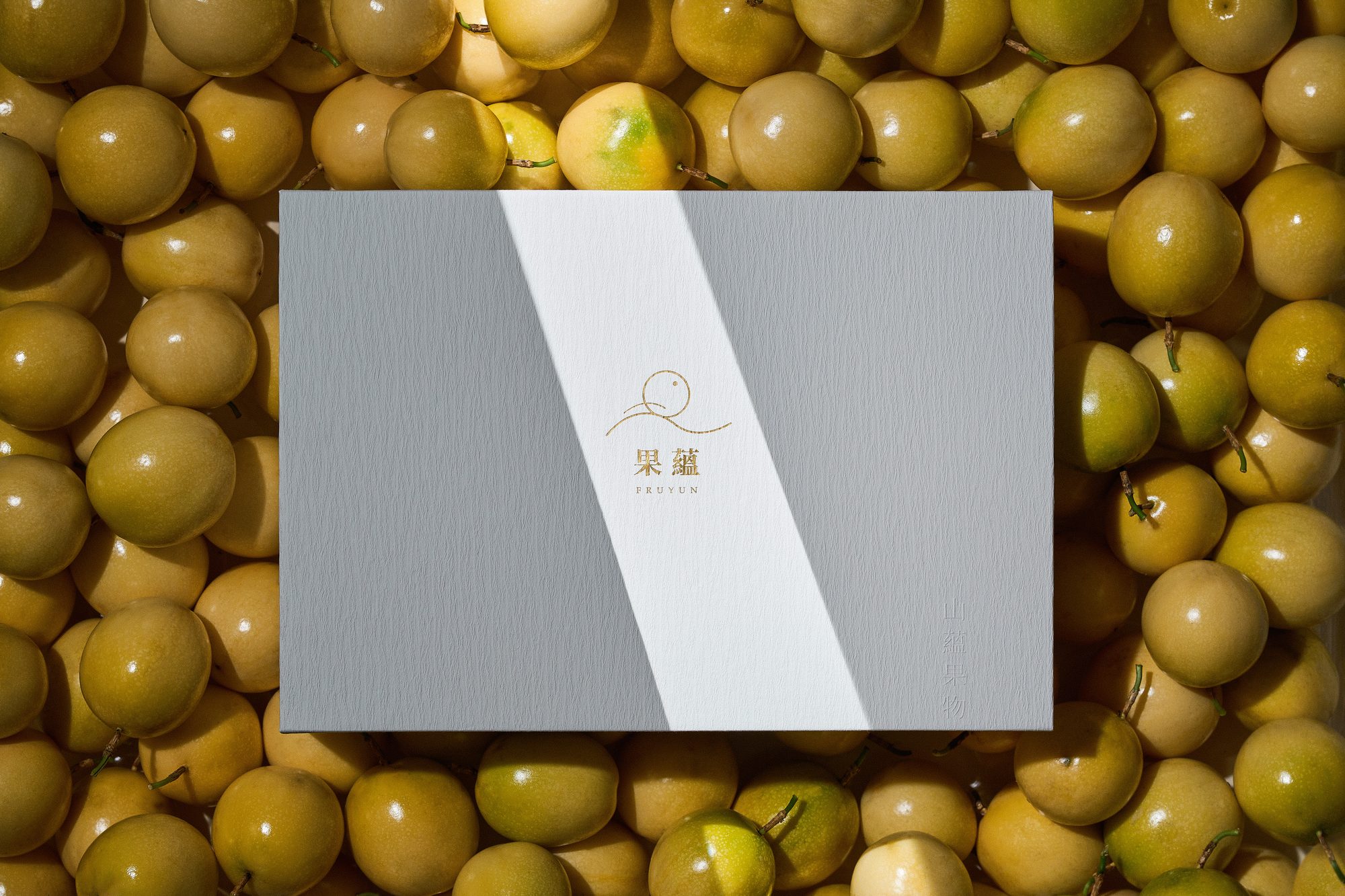 giftbox-closed-on-fruit