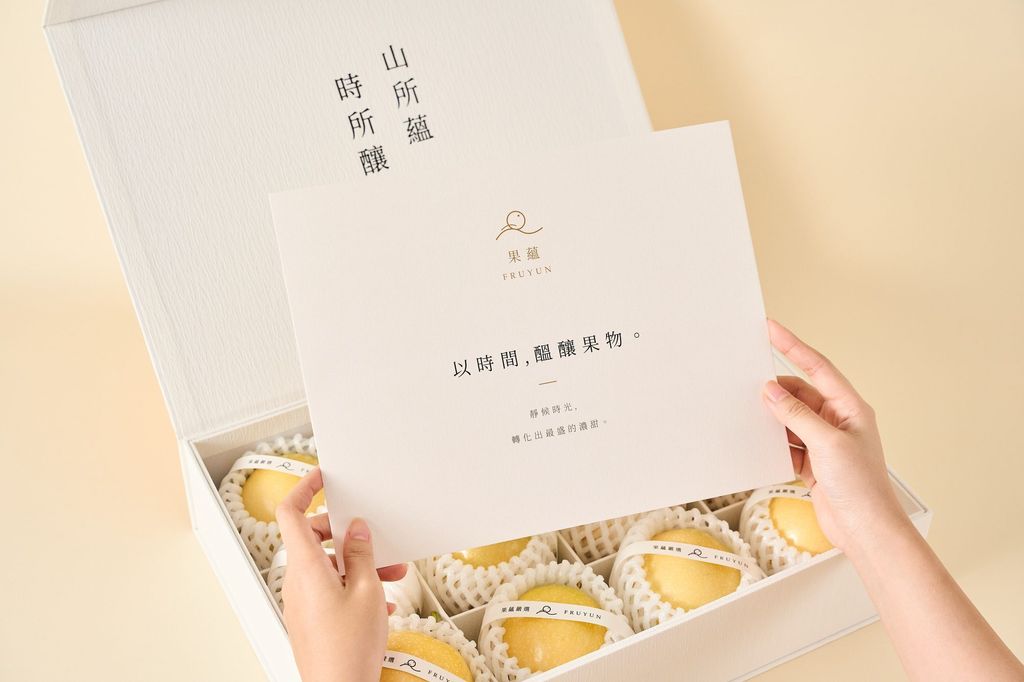 giftbox-card-in-hands