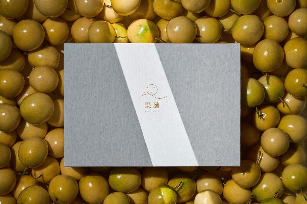 giftbox-closed-on-fruit