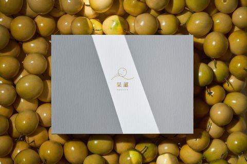 giftbox-closed-on-fruit