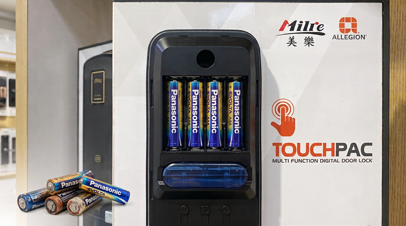 電子鎖為什麼一定要裝鹼性電池？老鎖匠揭密「馬達推力關鍵」與避免漏液的 4 大鐵律