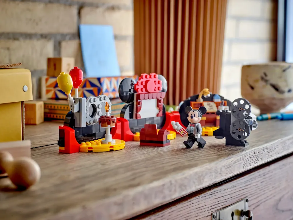 LEGO-40600-Disney-100-Years-Celebration-5