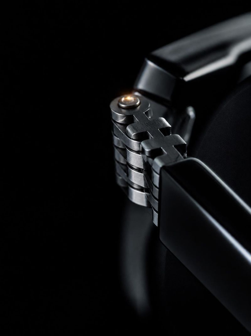 Acetate or titanium: what is the difference?
