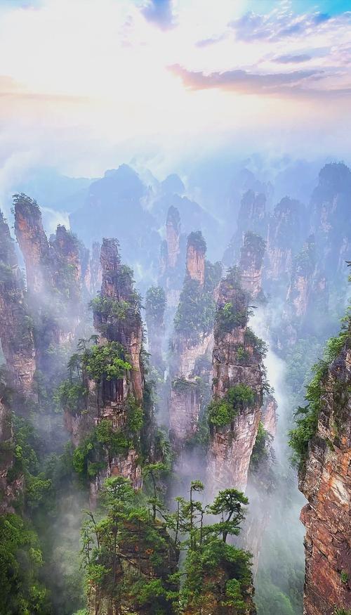 张家界云雾缭绕的奇峰景观