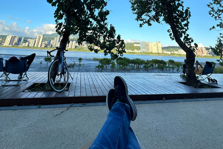 【八里河岸咖啡推薦】擁抱春天的微風，享受剛剛好的午後時光