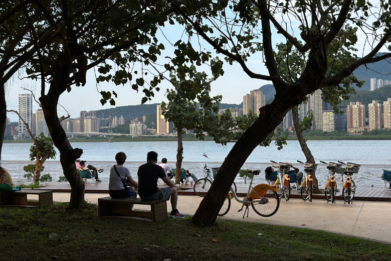 【八里下午茶推薦】在媽媽嘴咖啡，找回「剛好」的生活節奏：不分內外用，只分你想坐哪裡