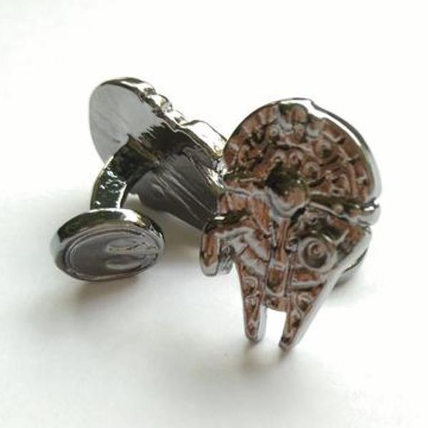 star-wars-millenium-falcon-cufflinks-1_large_zps8lxzx05f