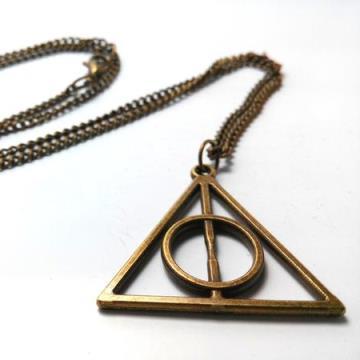 harry-potter-deathly-hallows-necklace-bronze-1_grande_zpszarfjdi0