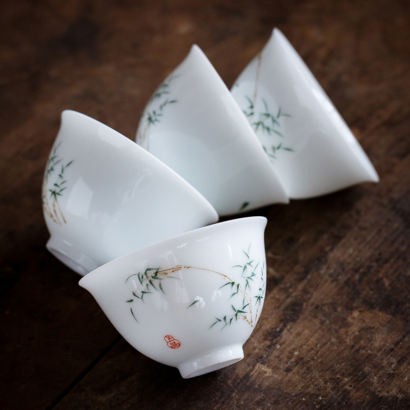青白瓷貼花品茗杯1-3.jpeg