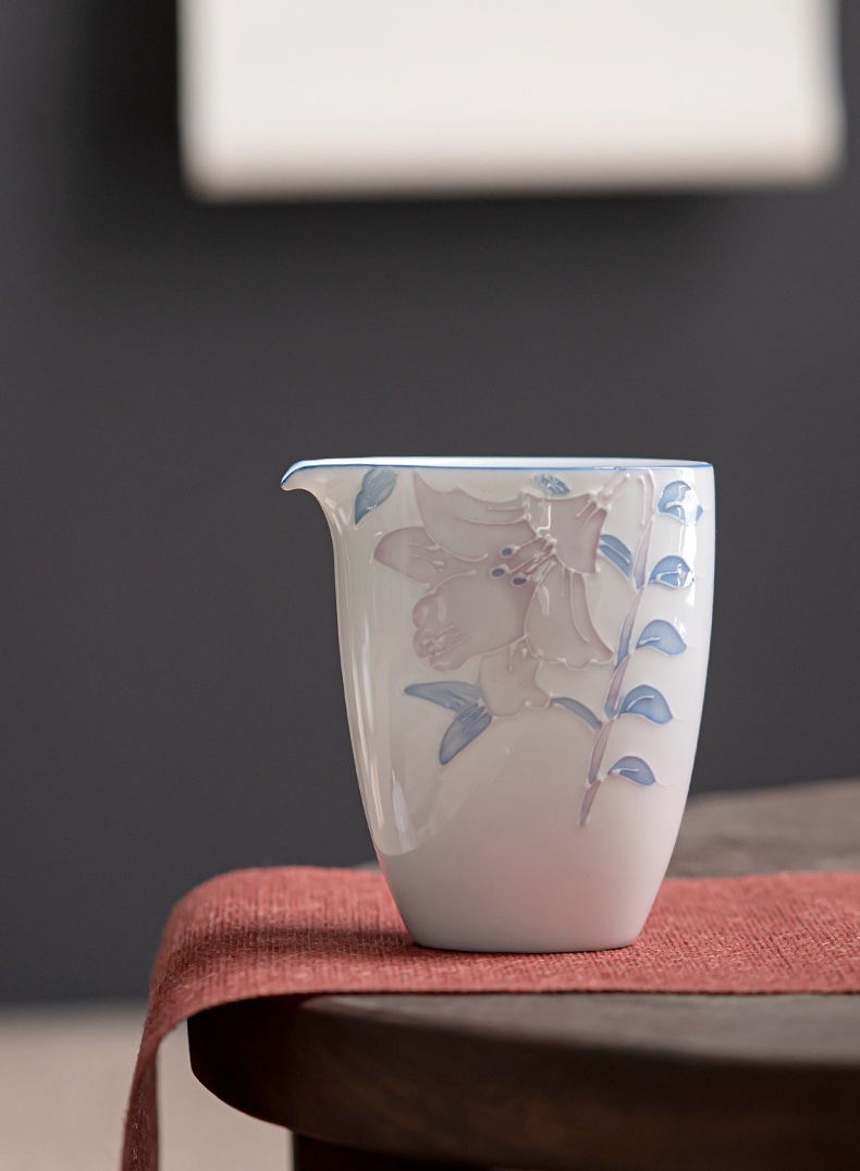 影青堆雕手繪百合公道杯2-1.jpg
