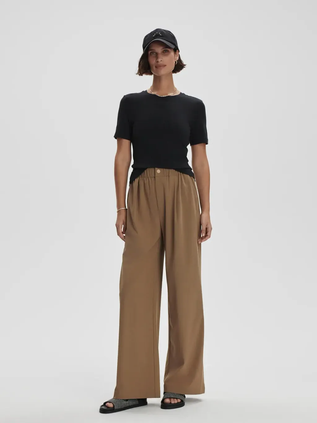 22705b5d1df872a4b83c0fe1deb477675377ed31_VAR02420_REGINA_FITTED_TEE_BLACK_020