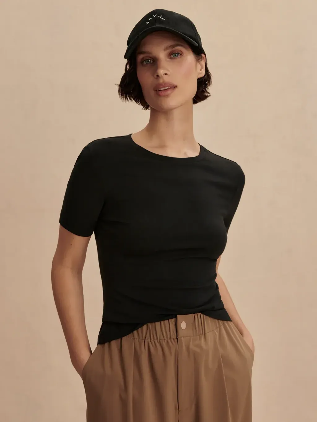 0627ee385e0bd8b301fc95c071f7cc6e75524234_VAR02420_REGINA_FITTED_TEE_BLACK_064