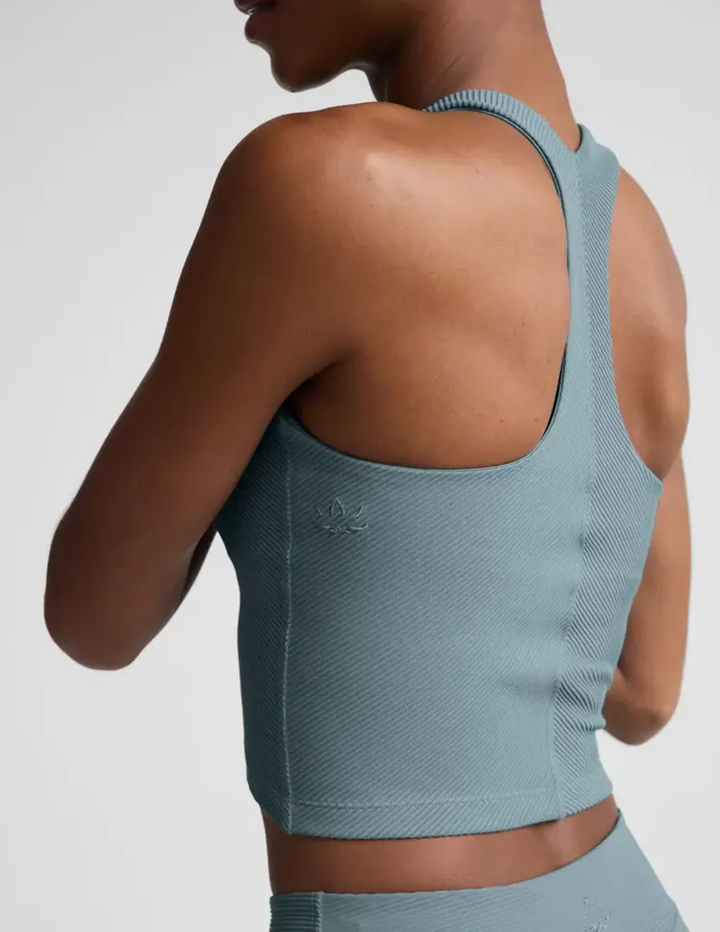 AB4789_shaken-blue_3