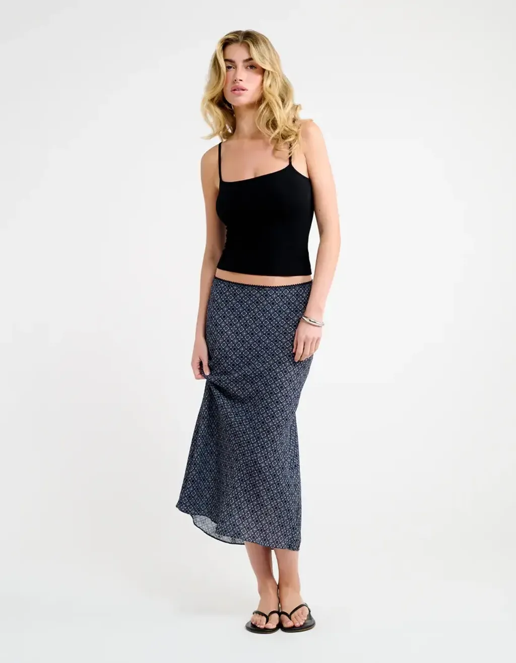 Stroll_Midi_Skirt_Mediterranean_Tile_032_f254775f-5e7e-4a3a-957f-fa2b44b73bb9