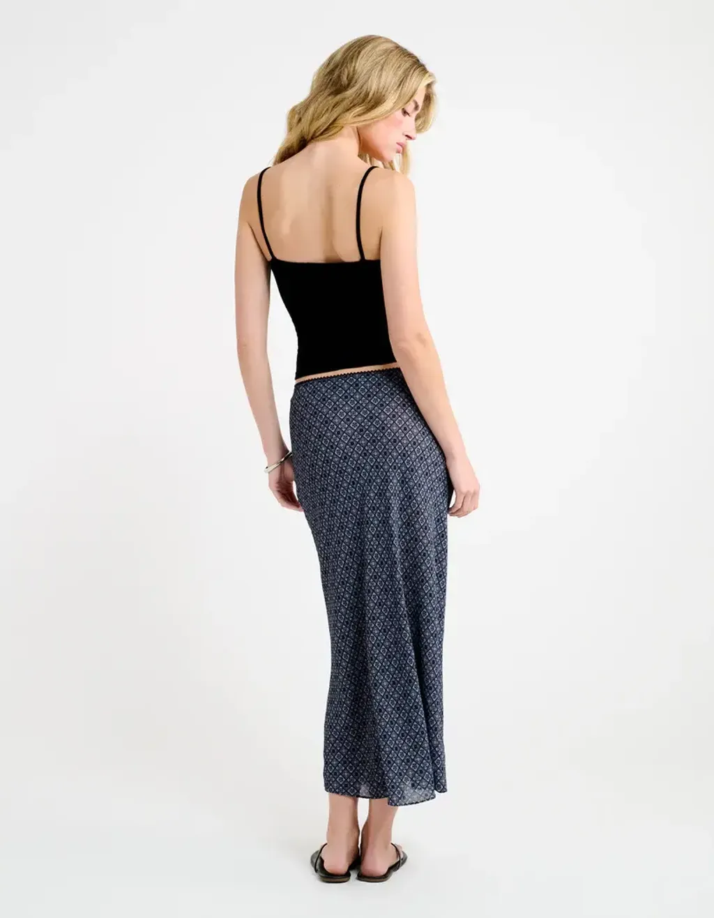 Stroll_Midi_Skirt_Mediterranean_Tile_048_df492eb5-d292-4e72-aaae-9140714e3412