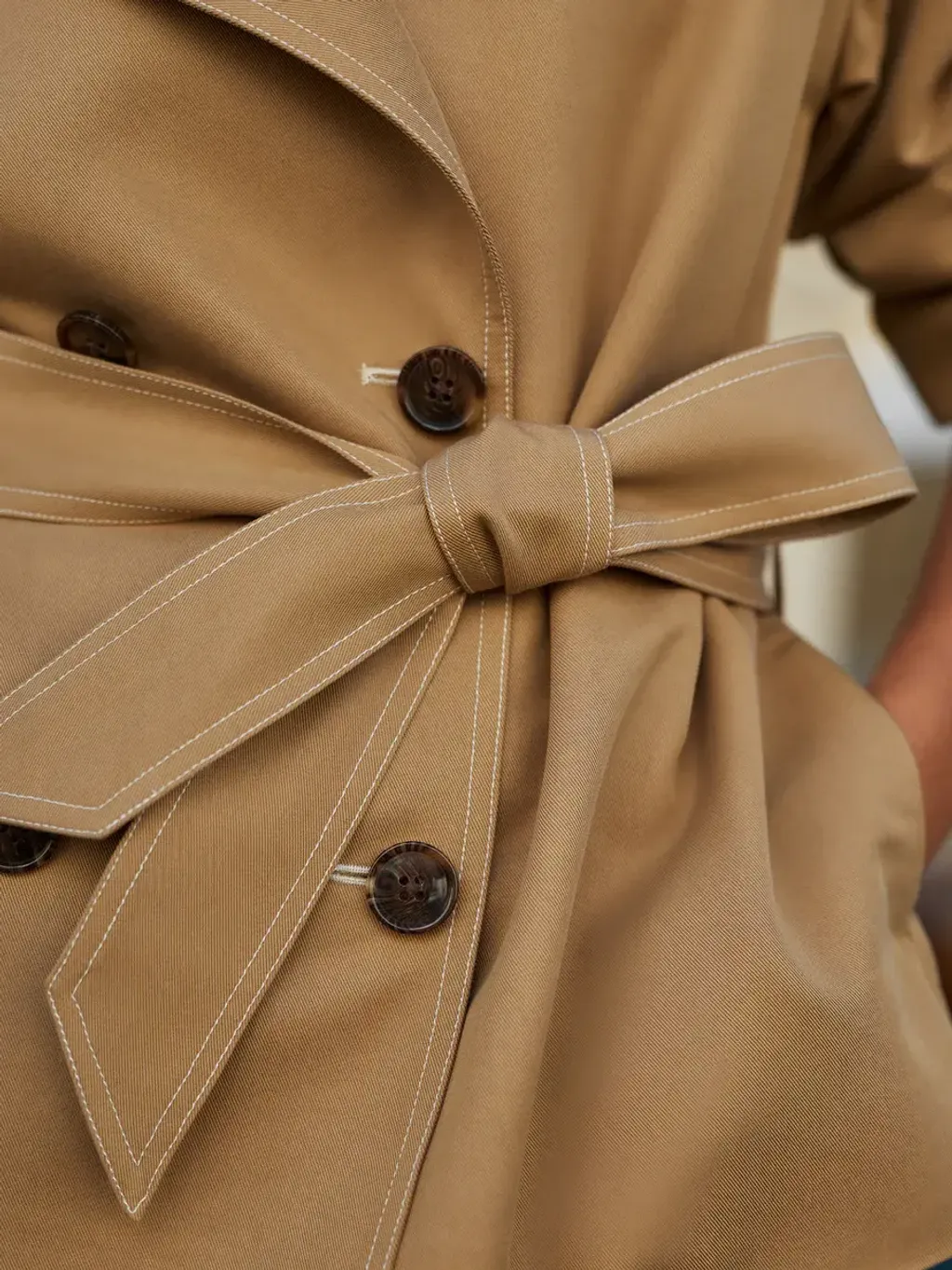 740681ba784b07b1923995a033ef2870f4616790_4_VAR03329_MADDOX_SHORT_TRENCH_LIGHT_TAN