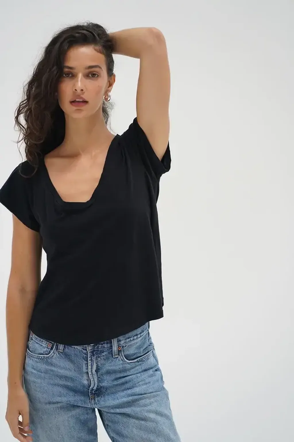 LNA-KADEN-BLACK-V-NECK-TEE