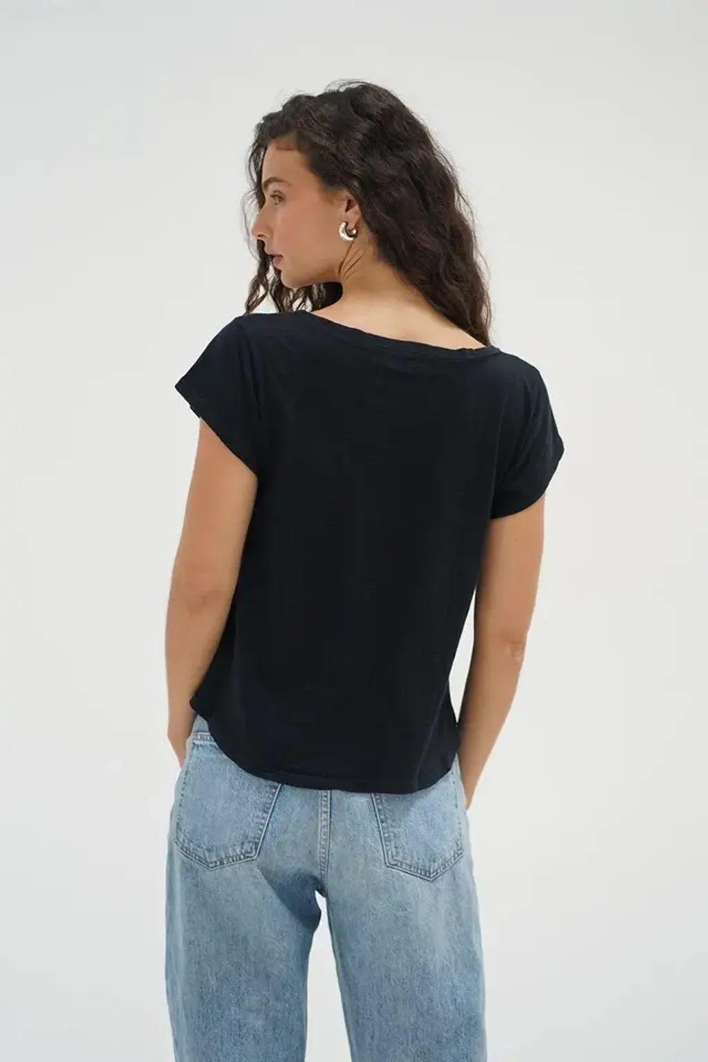 LNA-KADEN-BLACK-V-TEE
