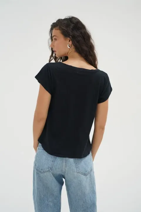 LNA-KADEN-BLACK-V-TEE
