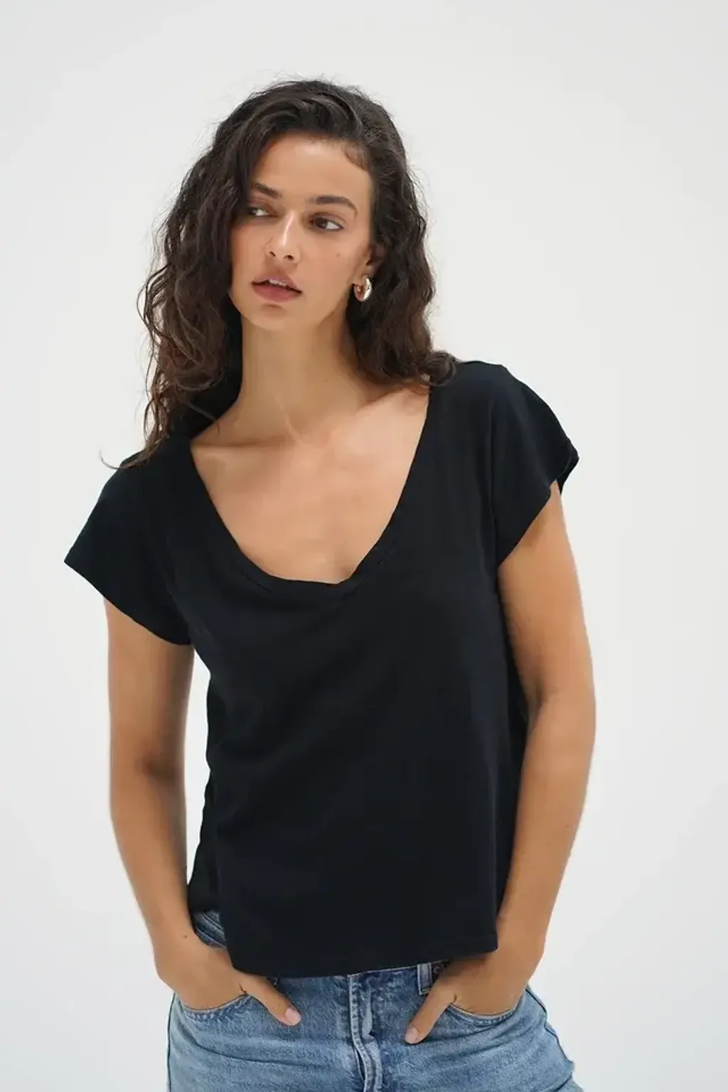 LNA-KADEN-COTTON-SLUB-V-NECK-BLACK