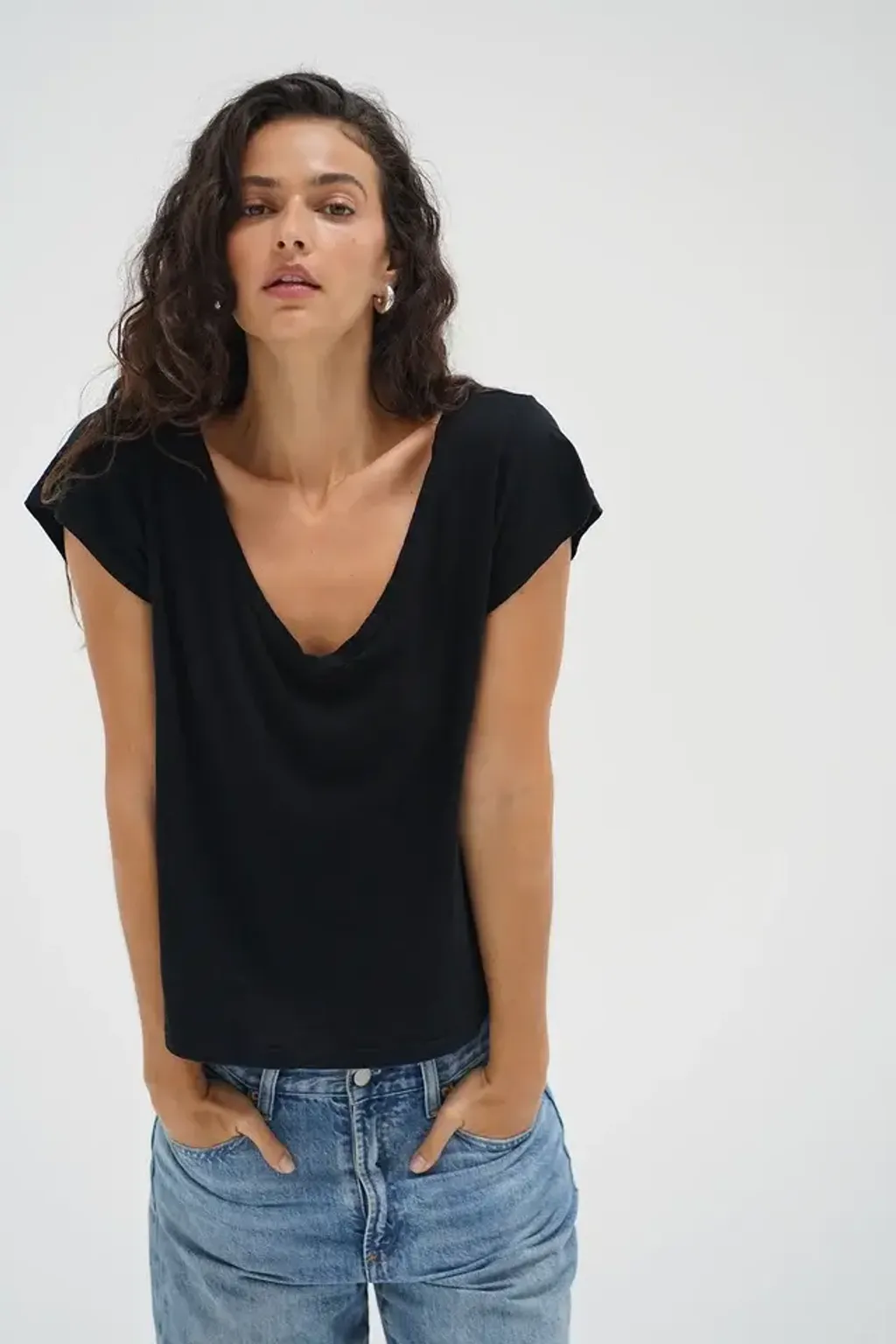 LNA-KADEN-SLUB-BLACK-V-NECK