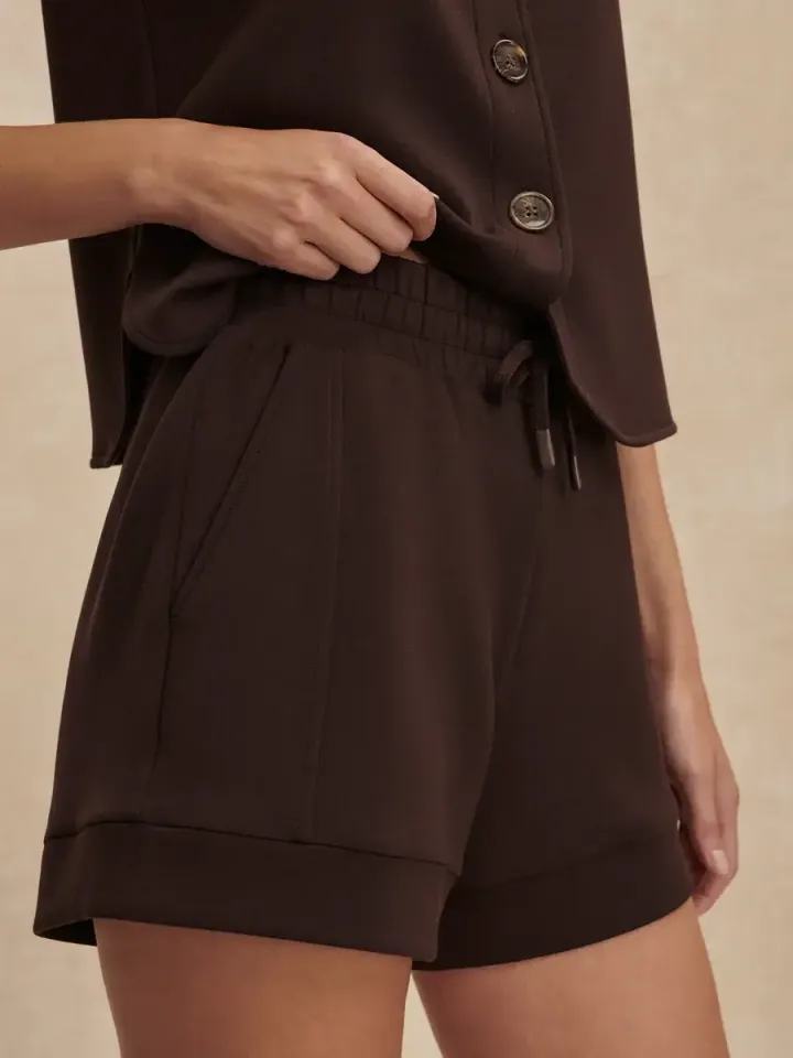 7a8a82587c0d8353d57a8ebae202e9bf00247fbc_1_VAR01759_ATRIUM_HIGH_RISE_SHORT_4.5_COFFEE_BEAN_069