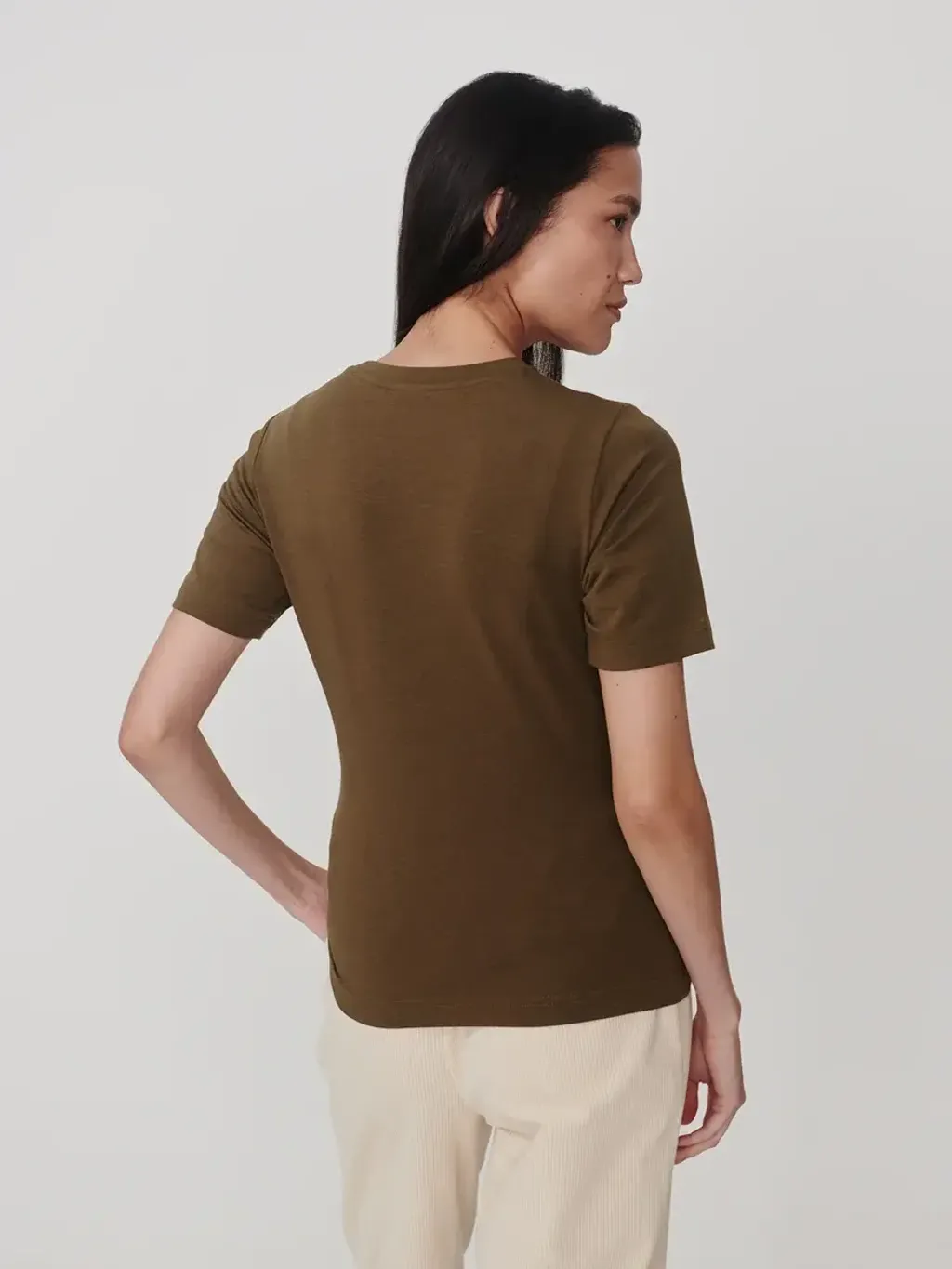 976778e47687a70297ef57dc0001e2ebad4ccd5a_VAR02420_REGINA_FITTED_TEE_TEAK_OLIVE_031