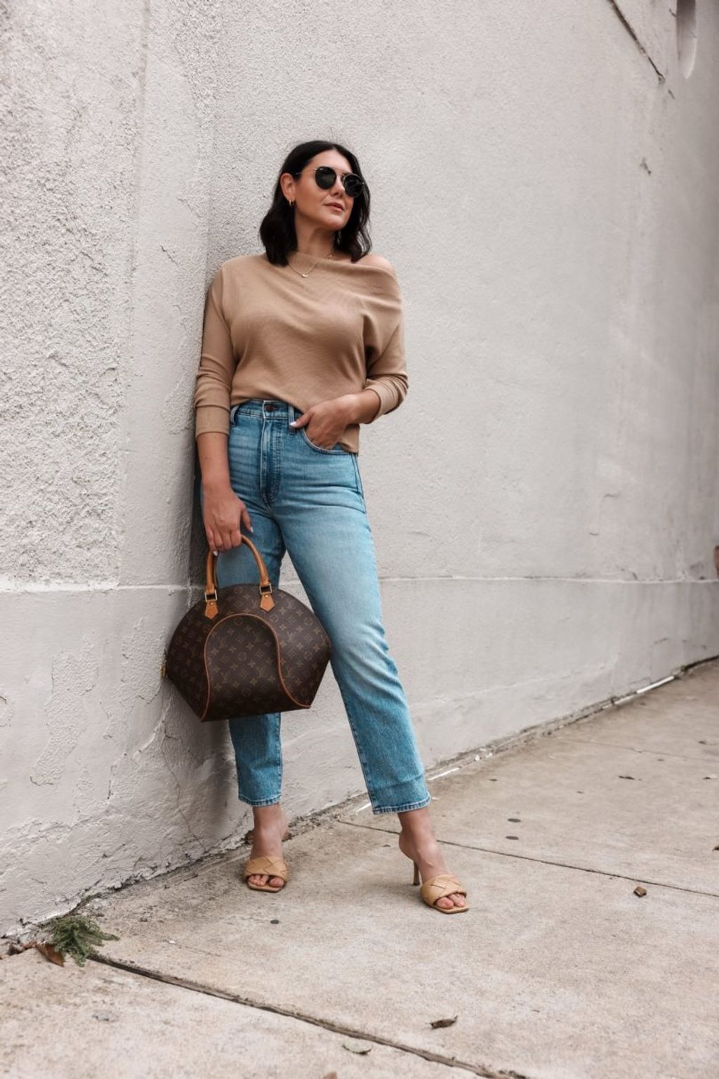 Kendi-Everyday-wearing-FP-Fuji-Off-the-Shoulder-Top-with-Madewell-Perfect-Vintage-jeans-outfit-10-810x1215