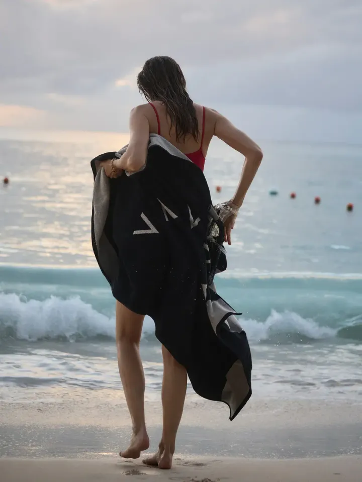 250223_VAR01275_TAYLOR_POOL_TOWEL_BLACK_SANDSHELL_590