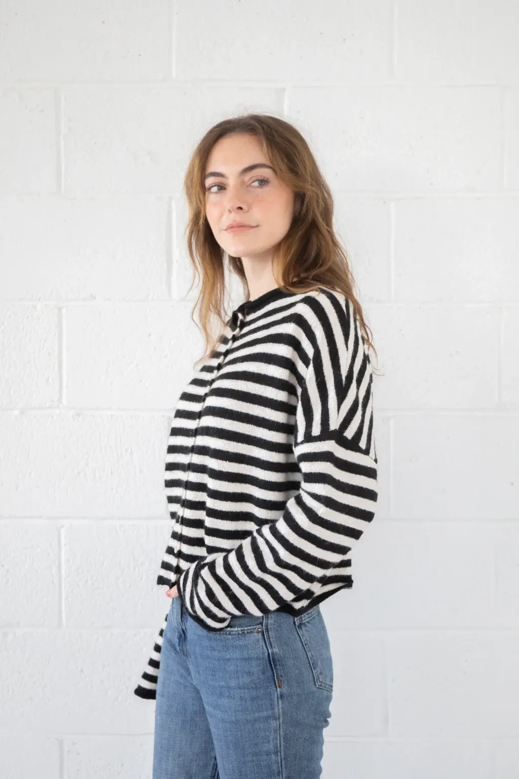 TBW1223_IVORY-BLACK_SS424_LIFESTYLE.8_1_3000x