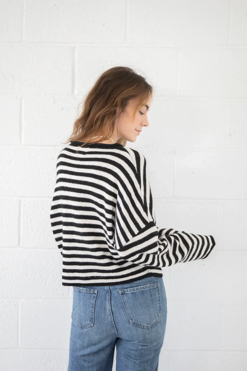TBW1223_IVORY-BLACK_SS424_LIFESTYLE.11_3000x