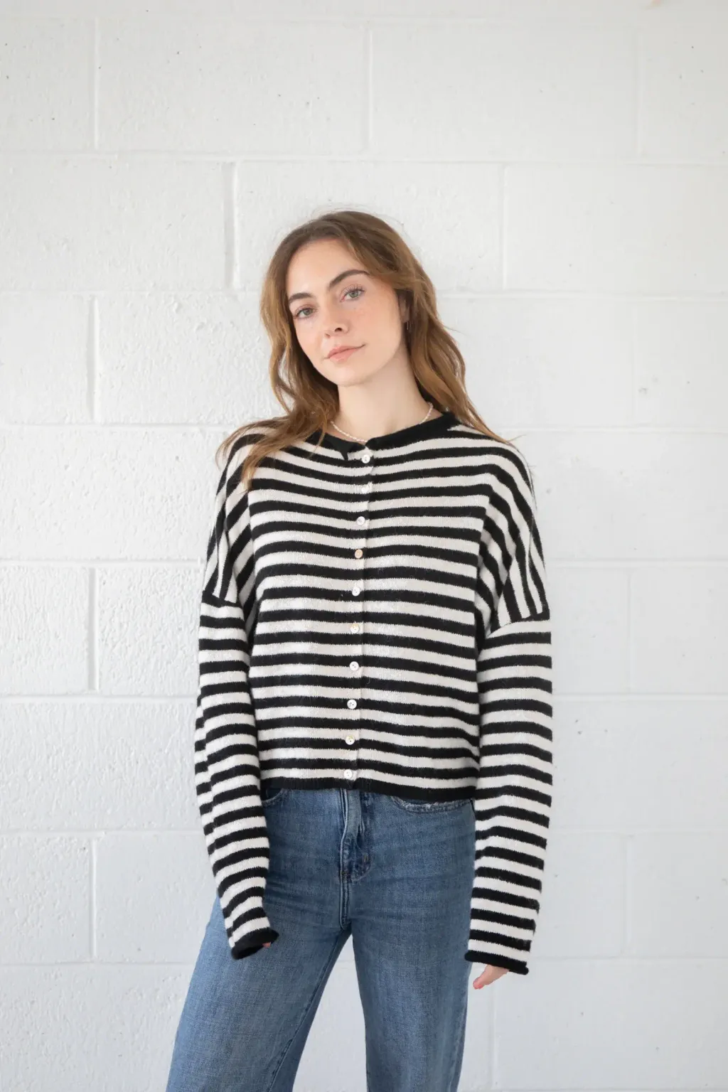 TBW1223_IVORY-BLACK_SS424_LIFESTYLE.7_1_3000x