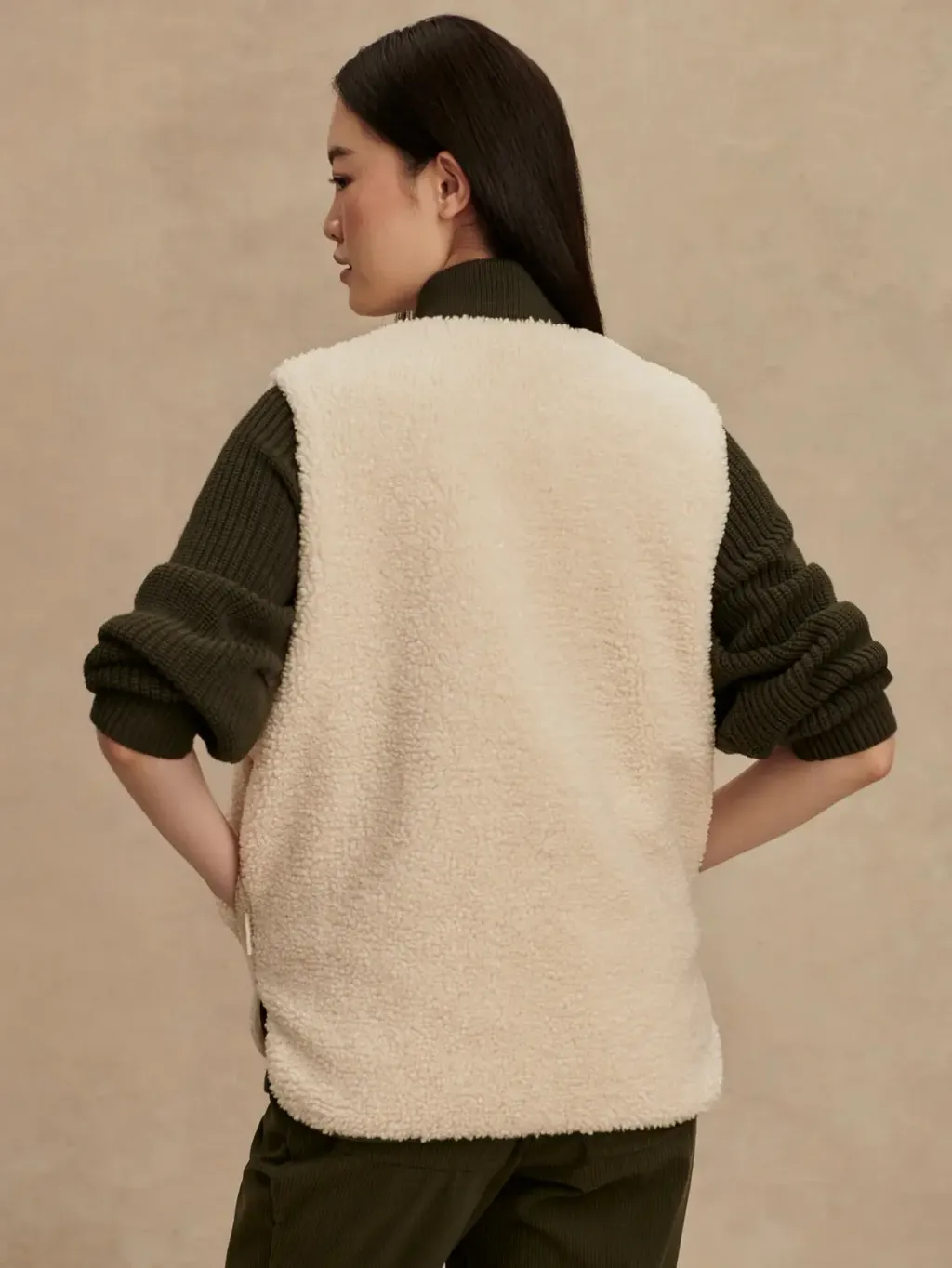 421b6f520f62e2b7d717d3f48b6ec45e706e0ee3_VAR02692_AUDREA_REVERSIBLE_GILET_SANDSHELL_FOREST_NIGHT_254