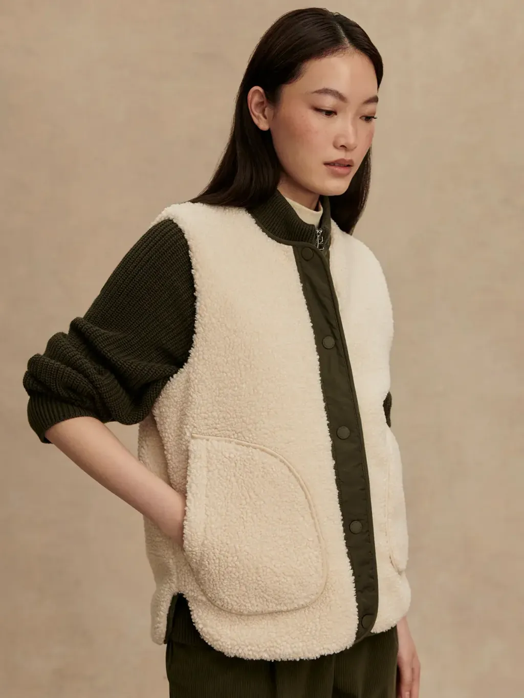 142215390416b73a7a38bb441c1370725175abdd_VAR02692_AUDREA_REVERSIBLE_GILET_SANDSHELL_FOREST_NIGHT_217