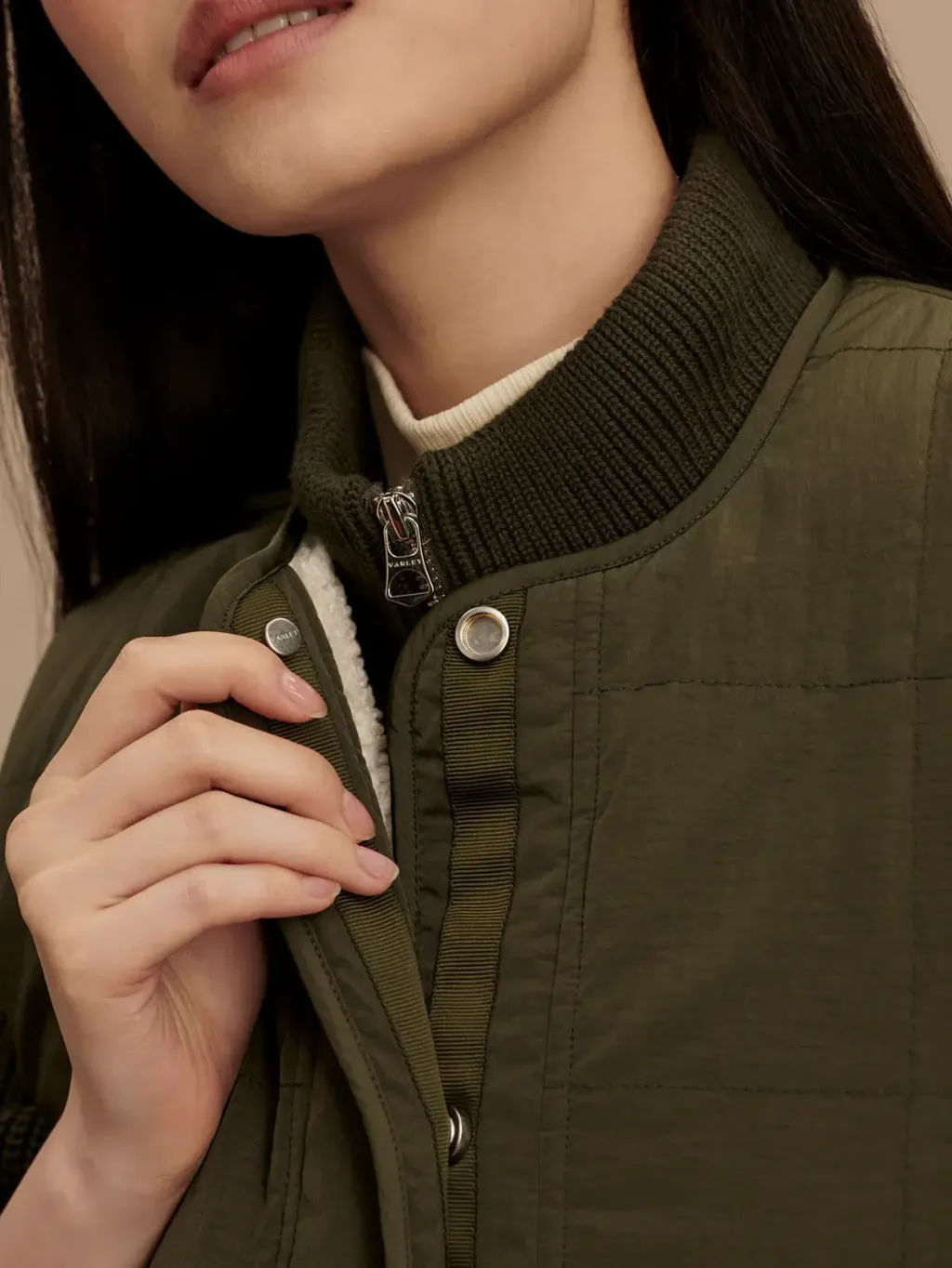 8b873e224be31d31b4f44a6416554fd94351ae69_VAR02692_AUDREA_REVERSIBLE_GILET_SANDSHELL_FOREST_NIGHT_098