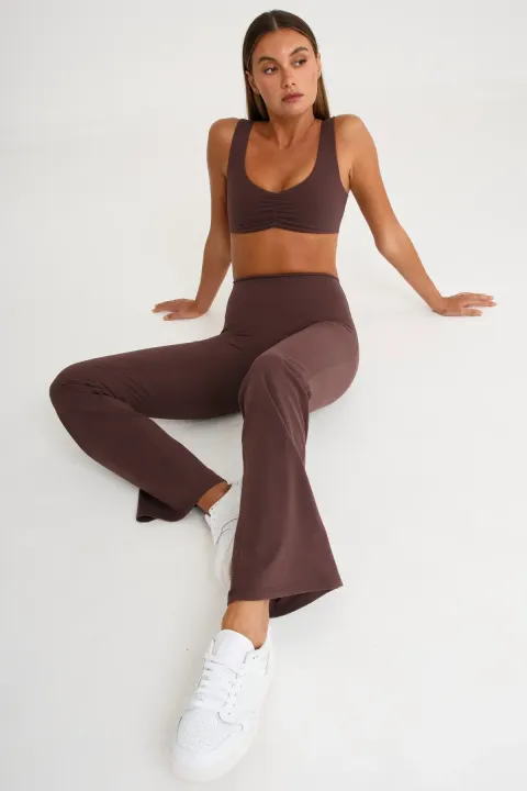 A4C188_ESP_CloudCore_RuchedFrontSportsBra_Lifestyle1