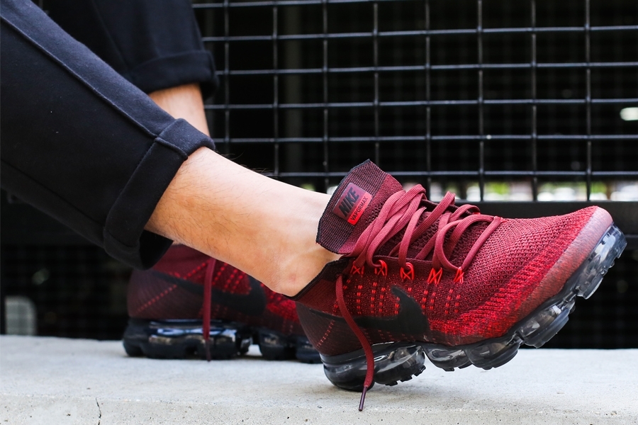 air vapormax dark team red