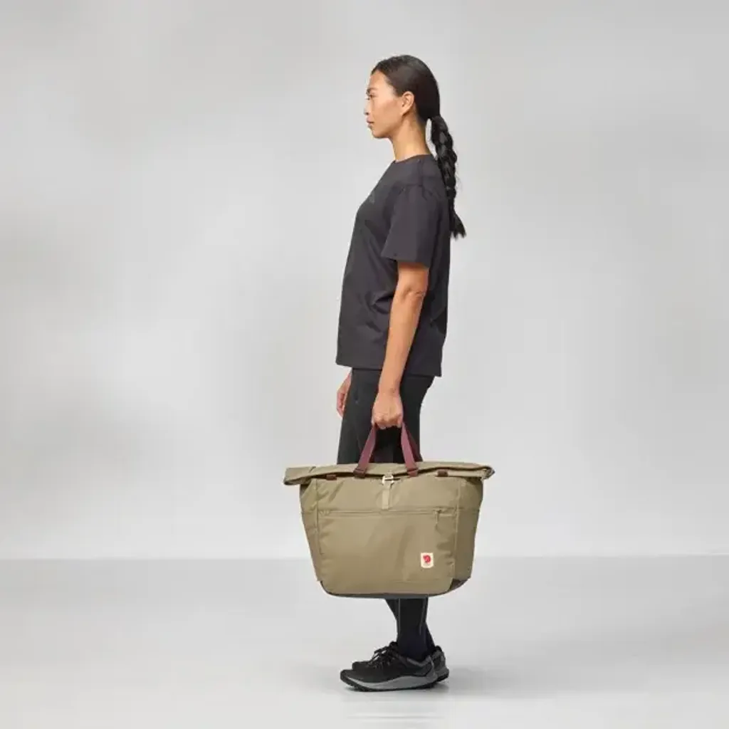 high_coast_tote_30_23200331-221_e_model_1922