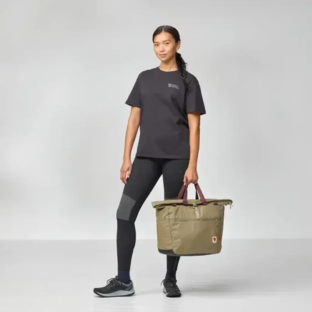 high_coast_tote_30_23200331-221_c_model_1893