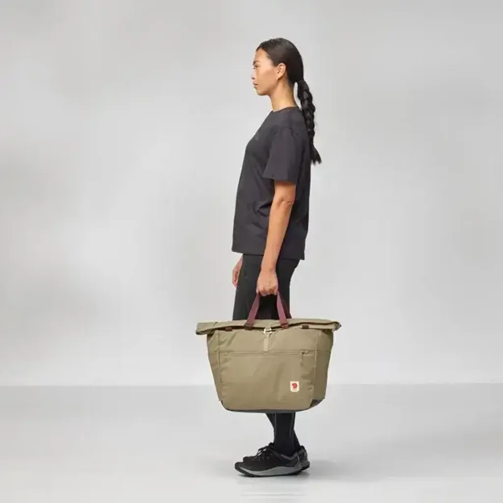 high_coast_tote_30_23200331-221_e_model_1922