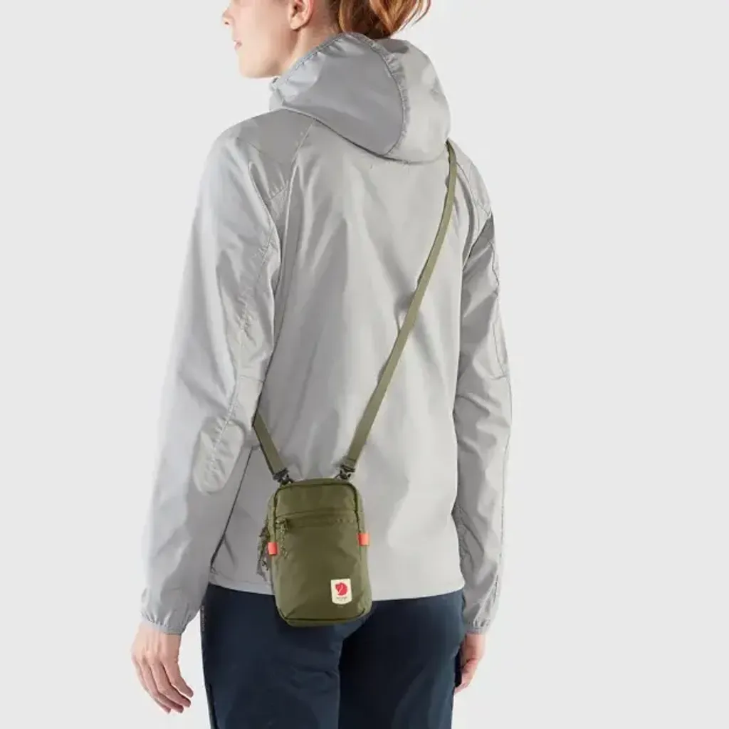 high_coast_pocket_23226-620_c_model_fjr