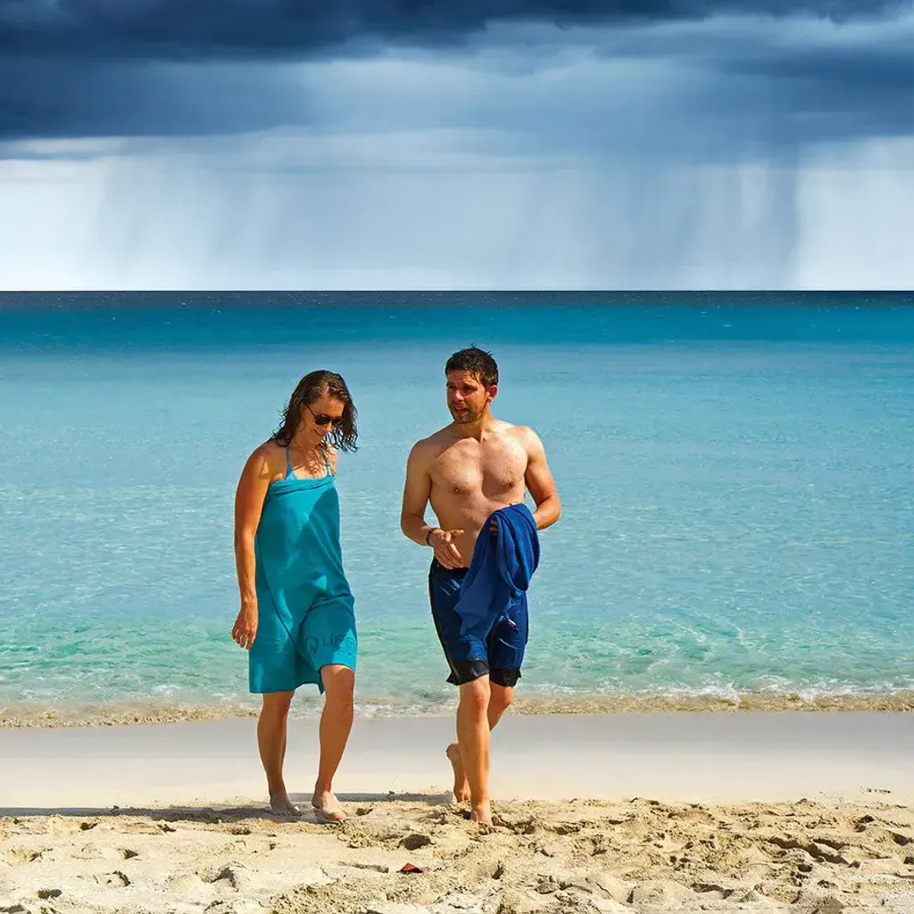 microfibre-travel-towel-lifestyle-2_d6eaf9e7-6576-438c-98d3-a5d9f51112f9