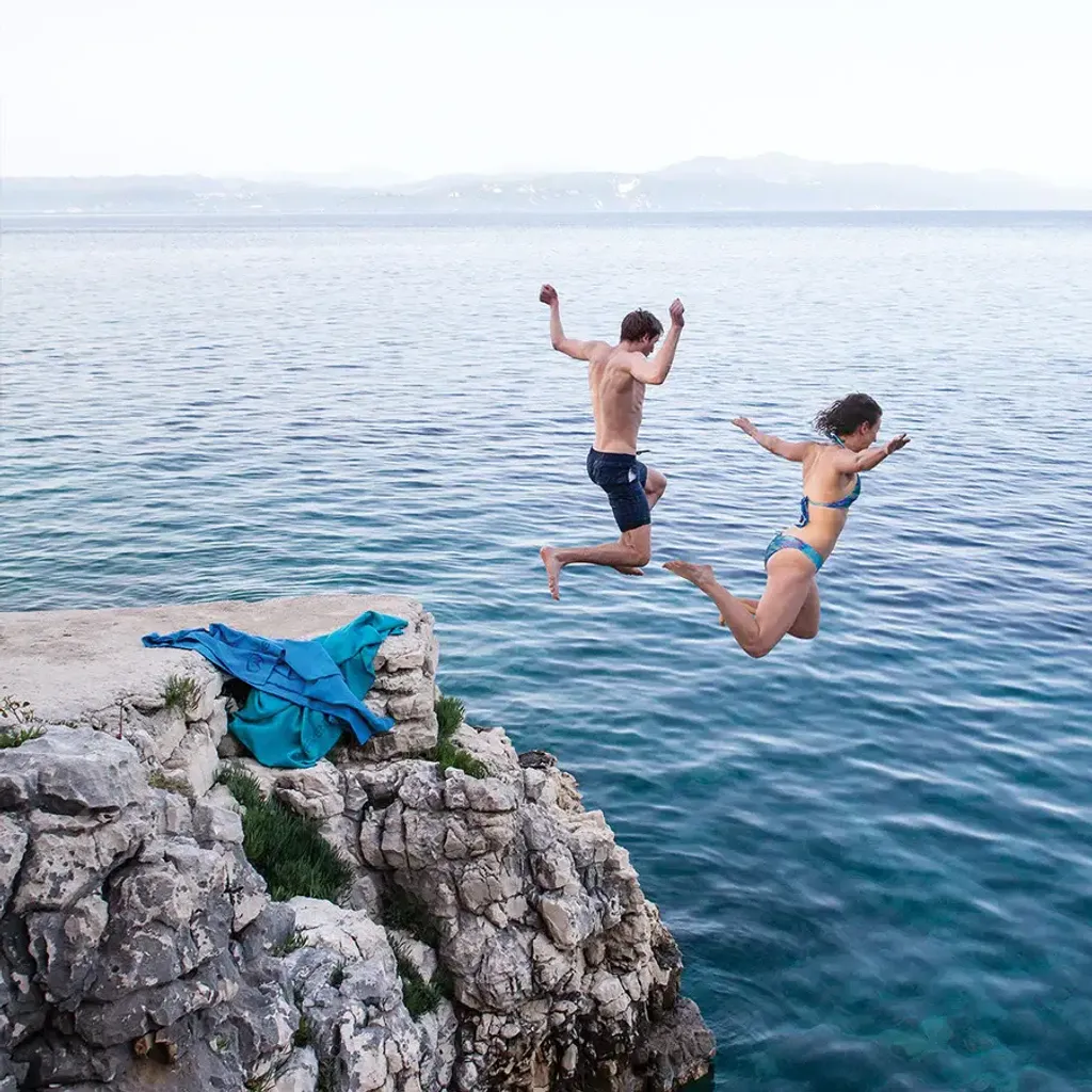 microfibre-travel-towel-lifestyle-1_2237bb2f-f099-4b01-ae1d-0e400fe0df58